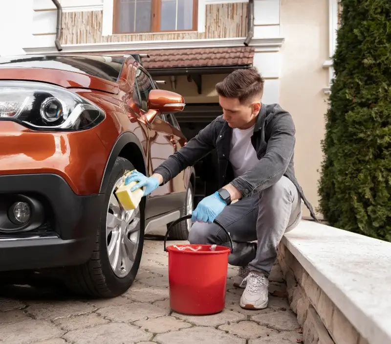 Lavage auto à domicile Sambin : professionnel intervenant sur un véhicule